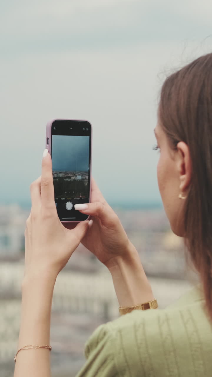 Jovem Mulher Filmando a Paisagem Urbana com Smartphone