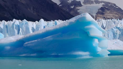 la majestuosidad de una mezcla de glaciares azules, montañas blancas y negras y nubes oscuras