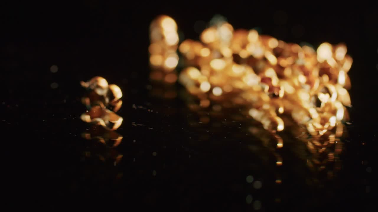 2000 년 된 스키티아 신부 의 금 리, 오래된 귀걸이, 는 바, 발굴 도중 발견 된 빈티지 보석, 종교, 클로즈업.