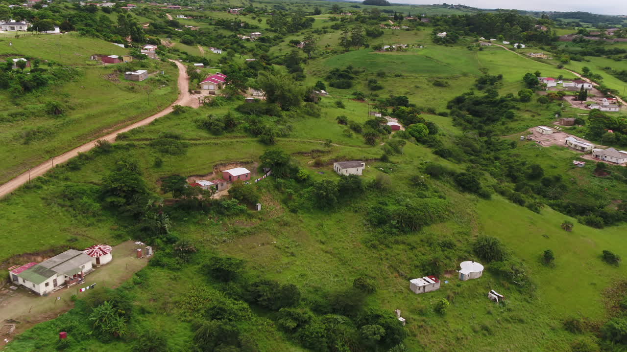 drone disparó sobre la sudáfrica rural con viviendas informales en las verdes colinas