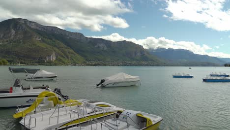 El-Lago-De-Annecy-Ofrece-Magníficas-Y-Majestuosas-Vistas-A-Las-Montañas.