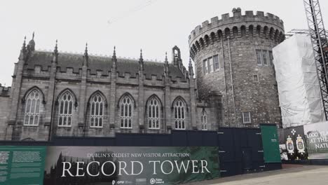 Schwenk-Der-Außenseite-Des-Historischen-Dublin-Castle-Mit-Gerüst