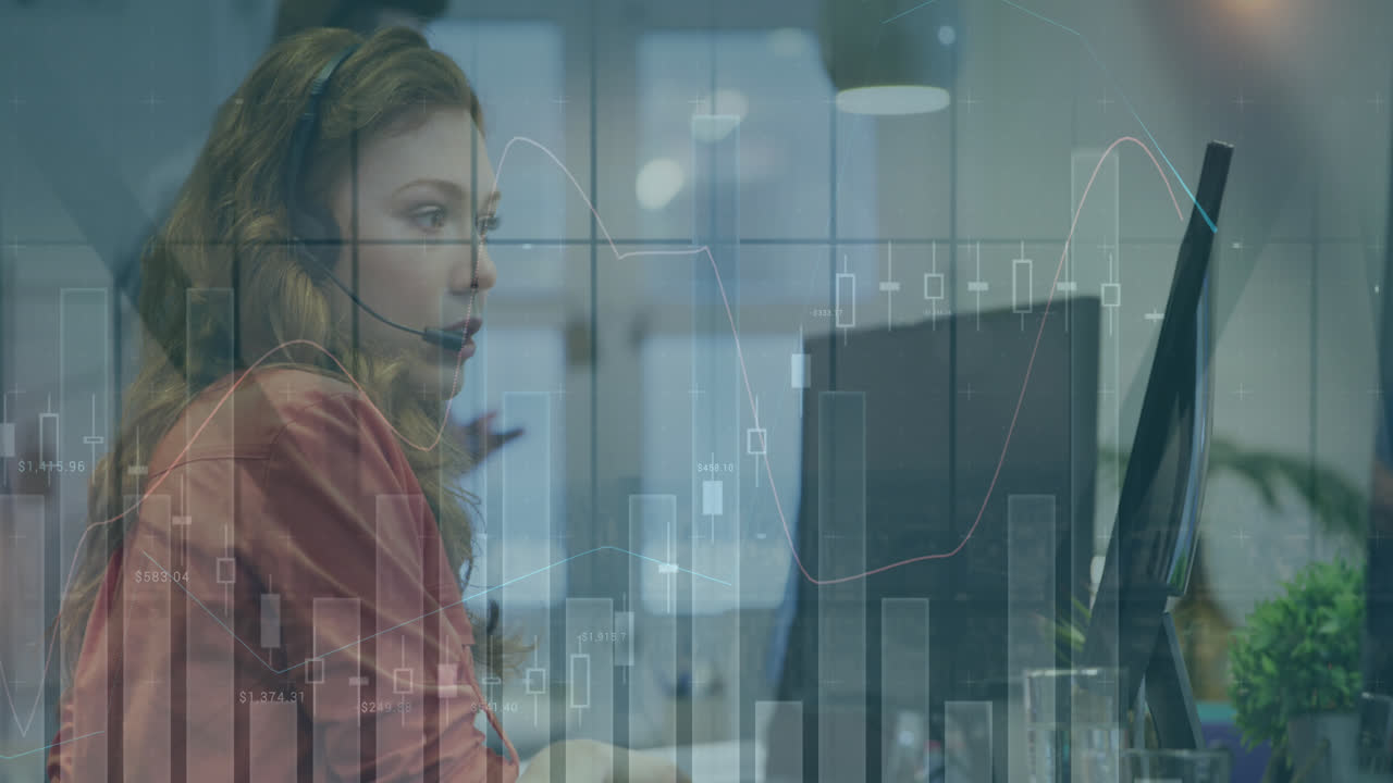 animación de procesamiento de datos estadísticos sobre mujer caucásica hablando en auriculares de teléfono en la oficina.