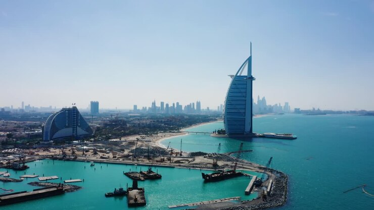 Dronevideo van de stad Dubai overdag, modern stadsconcept met water en transport.