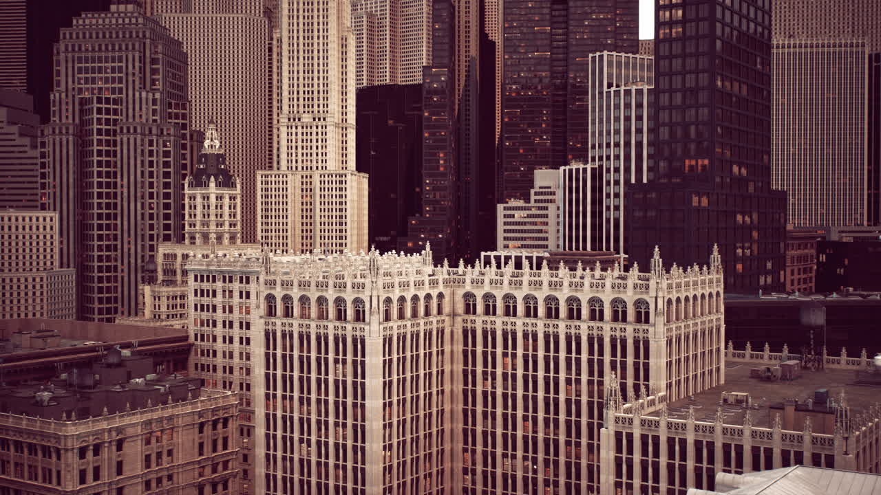 어두워지면서 밀집된 도시 스카이라인의 장한 공중 풍경