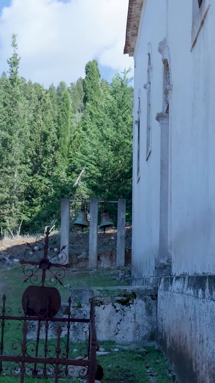 시골에 있는 오래된 교회와 묘지