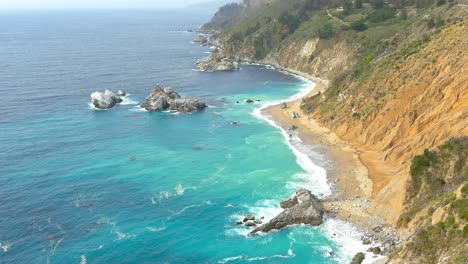 Big-Sur-Küstenklippen-|-Kalifornien-|-Vorbeiflug-Aus-Der-Luft-|-Klares-Wasser