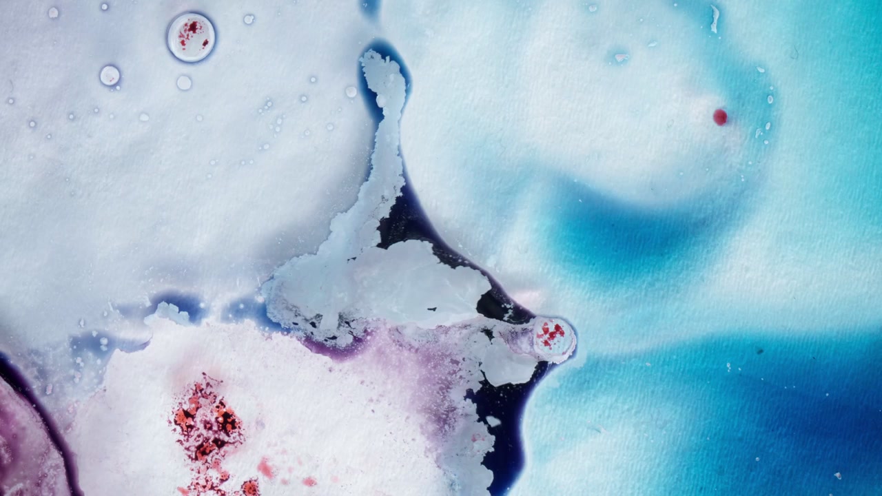 Inchiostro azzurro e bianco che turbina come onde liquide o nuvole di ghiaccio. Una rappresentazione astratta di flusso pacifico e dinamica dei fluidi scientifica in stile cinematografico