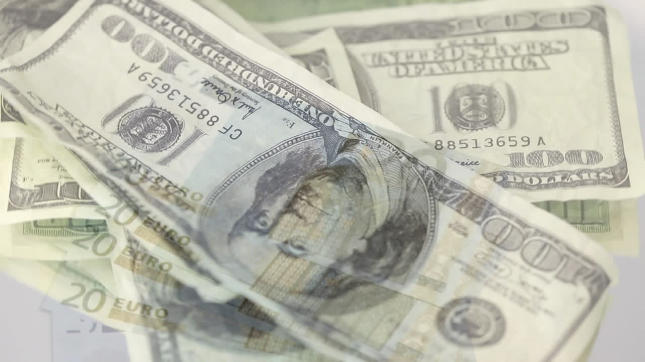 animación de billetes de dólar giratorios sobre euros en una mesa blanca contra un fondo blanco