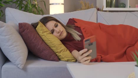 La-Mujer-Cuyo-Teléfono-Suena-Está-Dormida.