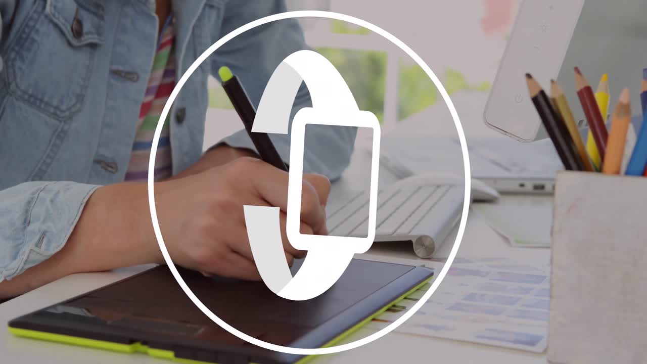 animación del icono del reloj inteligente sobre el hombre caucásico usando la tableta gráfica.