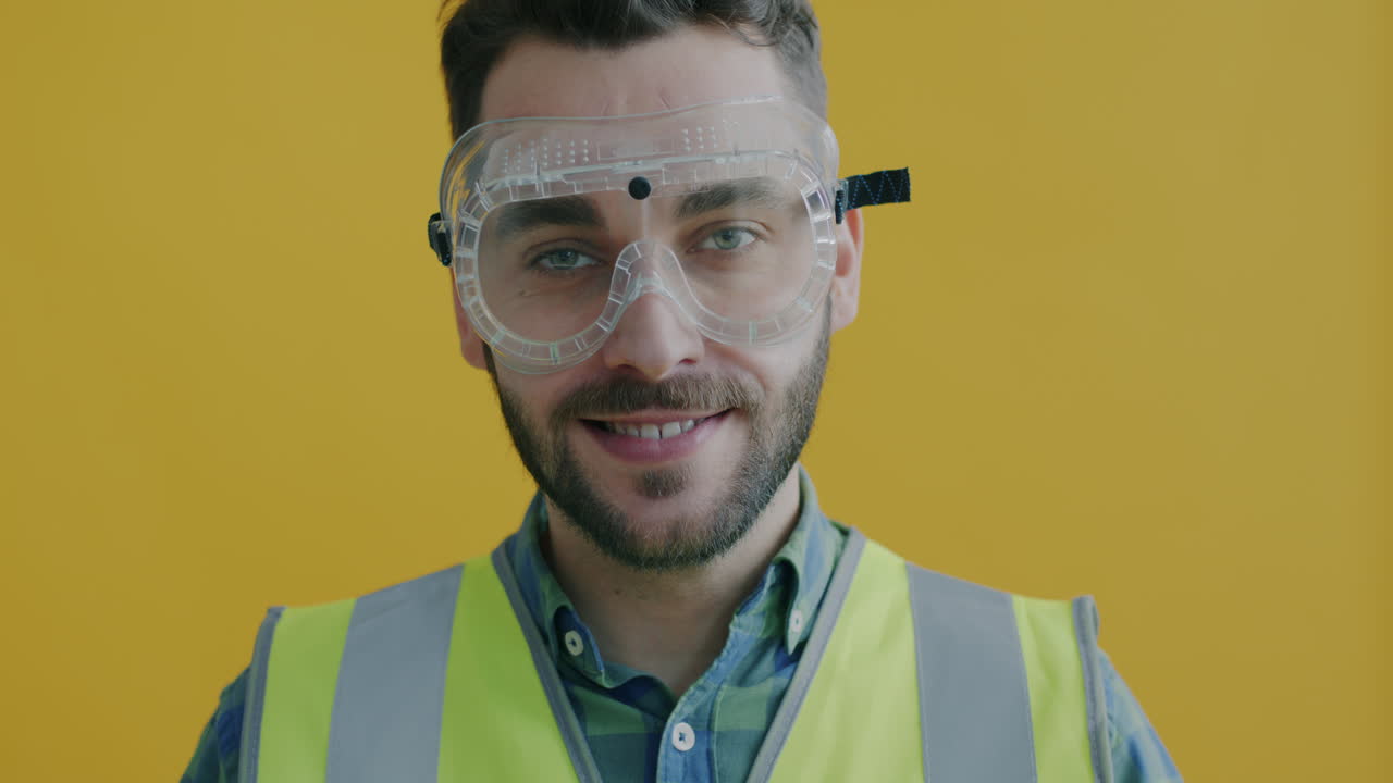 trabajador de la construcción con gafas de seguridad