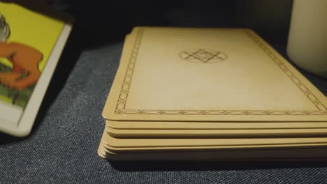 타로 카드 판독 을 하는 사람 이 테이블 위 에 힘 카드 를 놓고 있는 근접 촬영