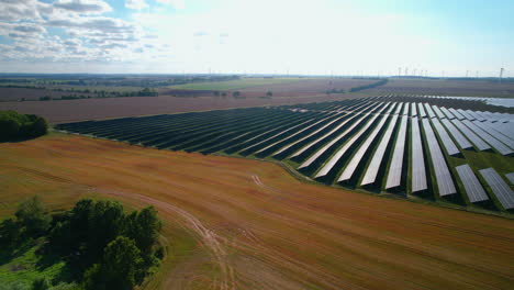 vista aérea de una granja solar a gran escala en un día claro y soleado en el campo