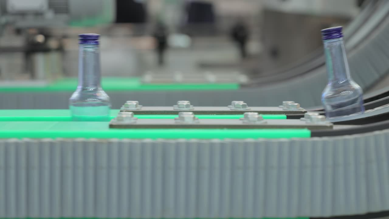 botellas en la línea de producción de la planta o fábrica