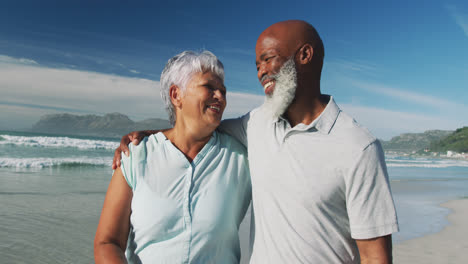 Sonriente-Pareja-Afroamericana-Senior-Abrazándose-En-La-Playa