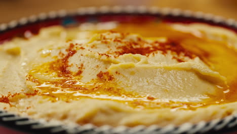 un primer plano de hummus en un cuenco decorativo