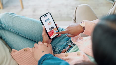pareja, manos y pantalla de teléfono de entrega de alimentos