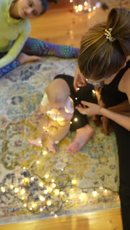 familia decorando con luces de navidad