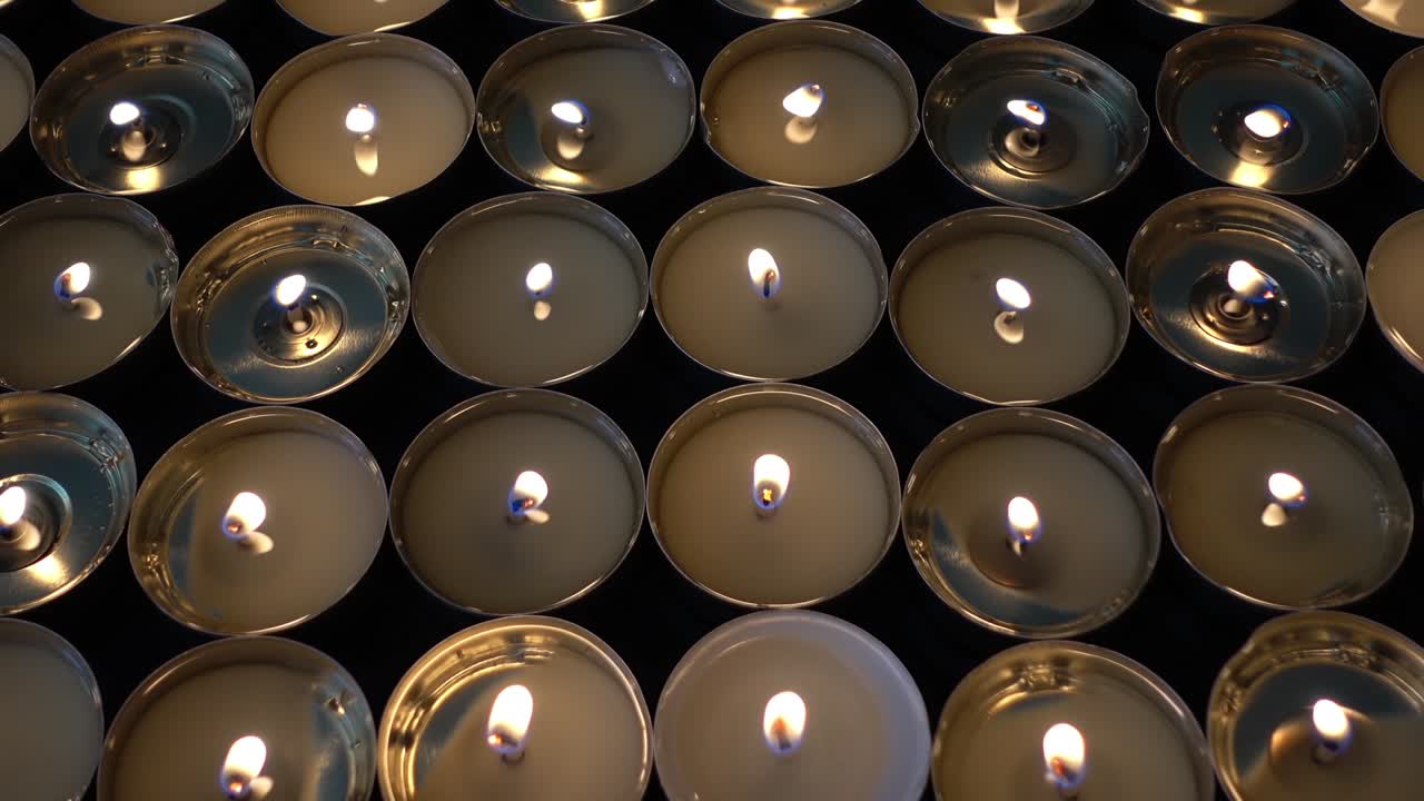 Candele su sfondo nero