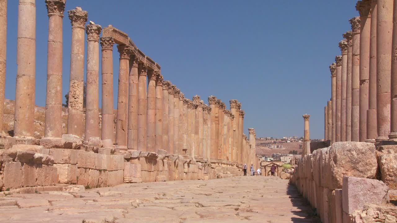 los pilares romanos se alzan a lo largo de un camino de piedra a través de jerash jordania