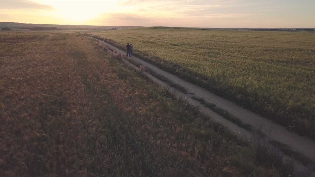 vista aérea de personas caminando por una carretera rural sin fin