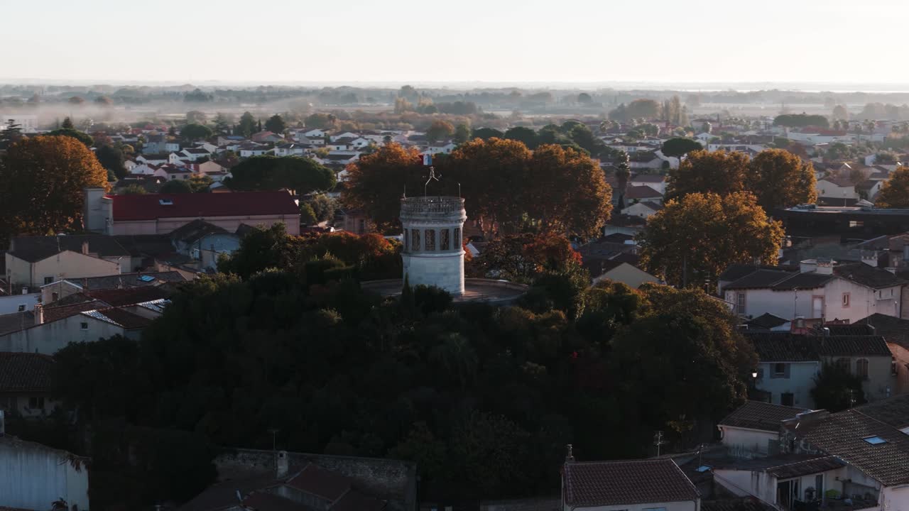 el jardín motte domina la ciudad de mauguio y sus alrededores.