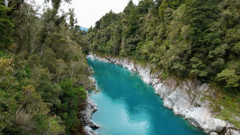 una vista affascinante della gola di hokitika da un ponte pittoresco, che mostra acque turchesi e una bellezza naturale mozzafiato