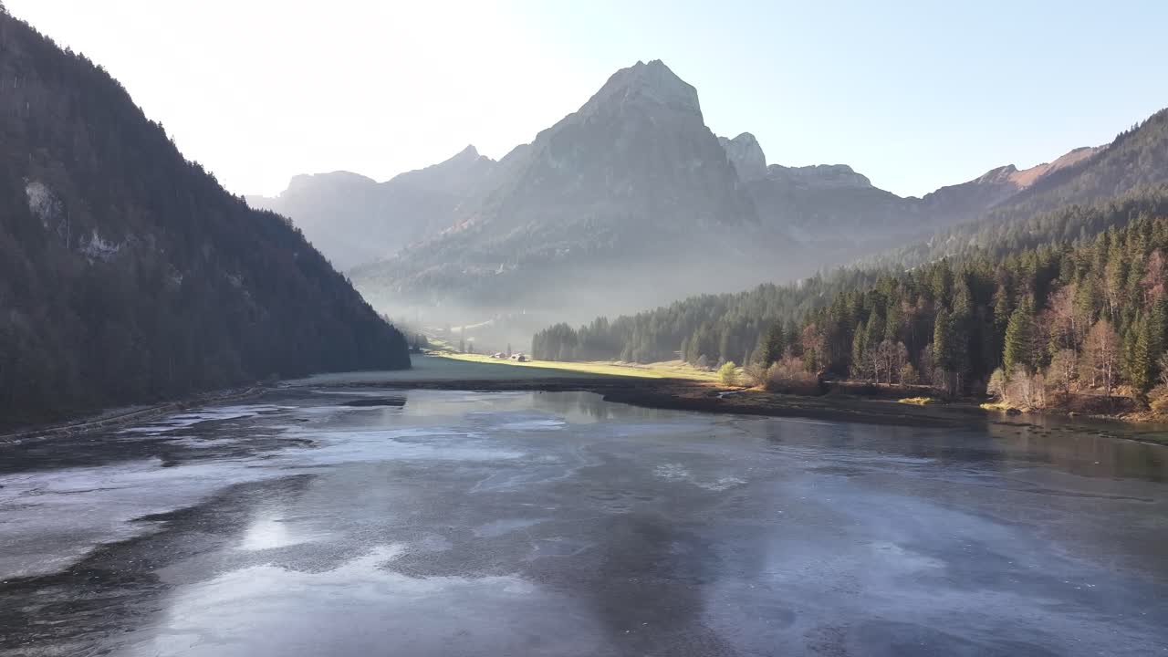 Droneflyvning over Oberseesjøen i Glarus-regionen, Sveits, med de majestetiske sveitsiske alpene i bakgrunnen.