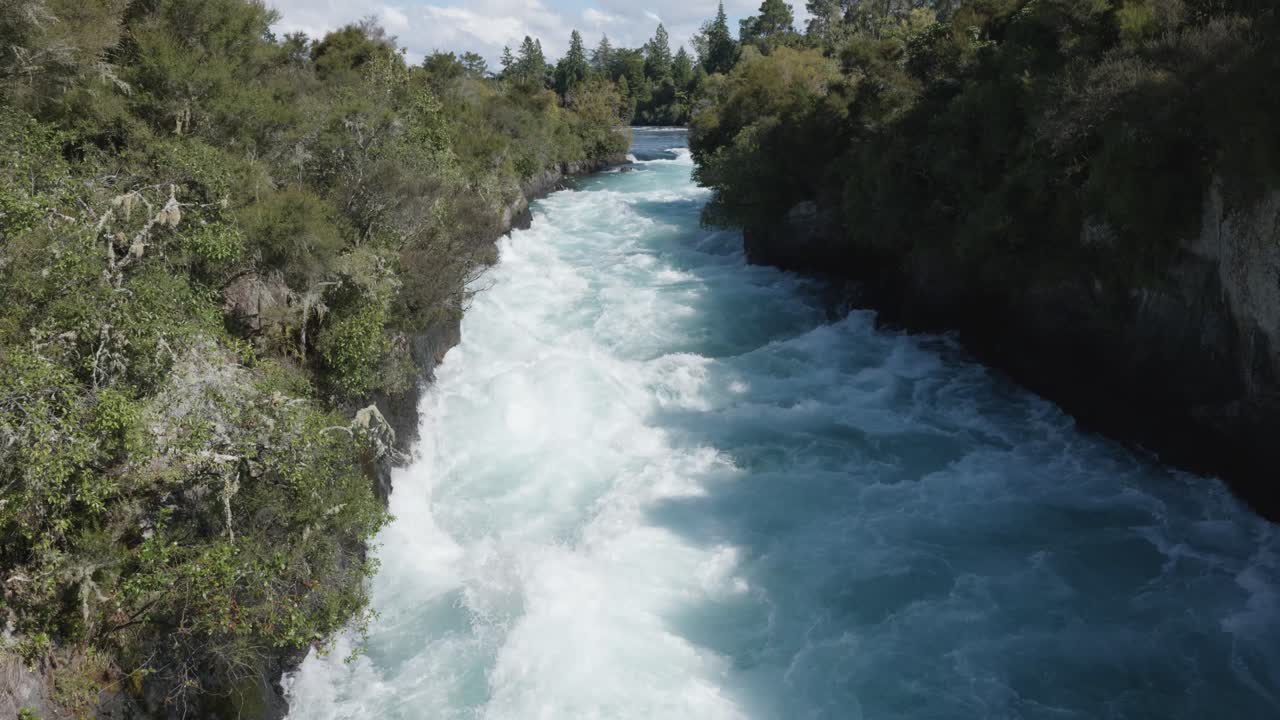 Cascate Huka, fiume impetuoso in una giornata di sole a Taupo, Nuova Zelanda