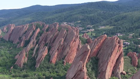 Majestic-rock-formations,-scenic-landscape-and-settlement-of-Arrowhead-in-Colorado