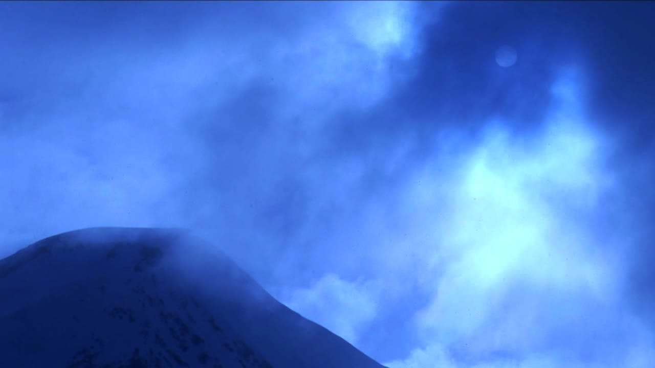 산 위에 눈의 timelapse