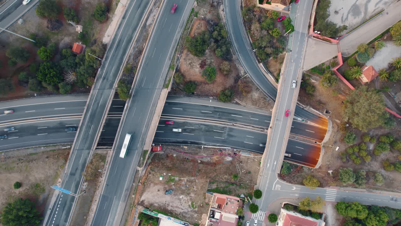 vista aérea de arriba hacia abajo de los coches que circulan por las autopistas en españa