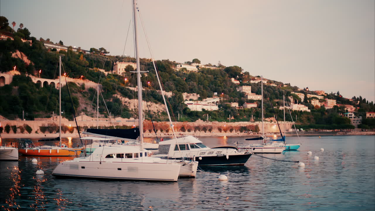 Villefranche-sur-Mer, Francia - 8 dicembre 2024: barche ormeggiate nel Port de Villefranche-sur-Mer di sera