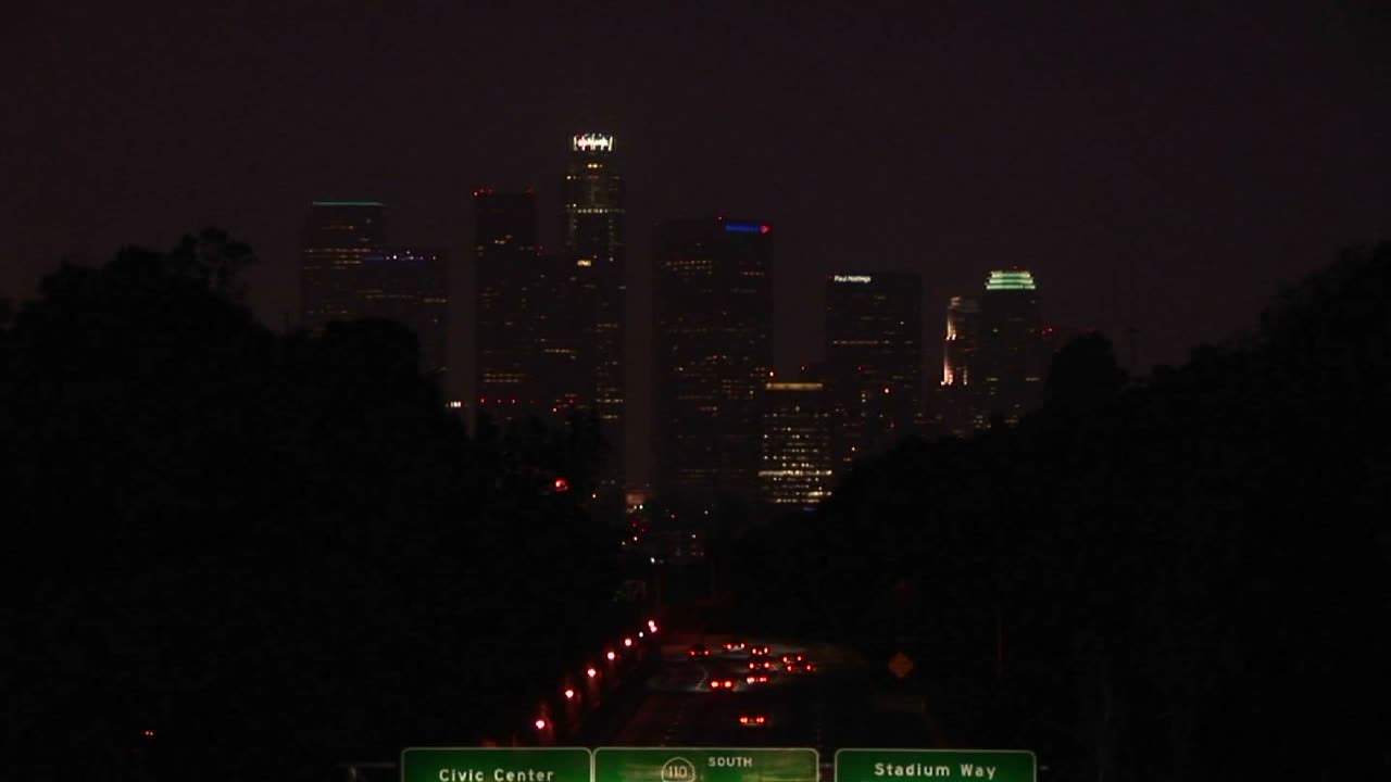 밤에 고속도로와 도시로 운전하는 차량의 시간 경과 1