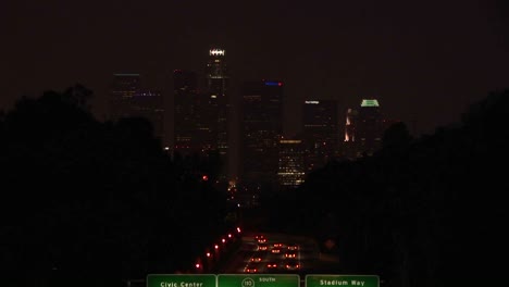 un lapso de tiempo de vehículos conduciendo por la autopista y hacia la ciudad por la noche 1