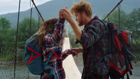 turistas alegres bailando juntos en las montañas de la naturaleza. pareja mover el cuerpo afuera.