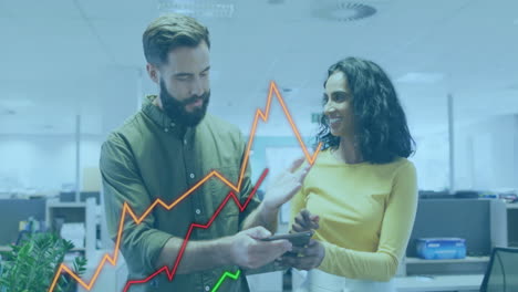 animación del procesamiento de datos financieros sobre diversas personas de negocios en la oficina