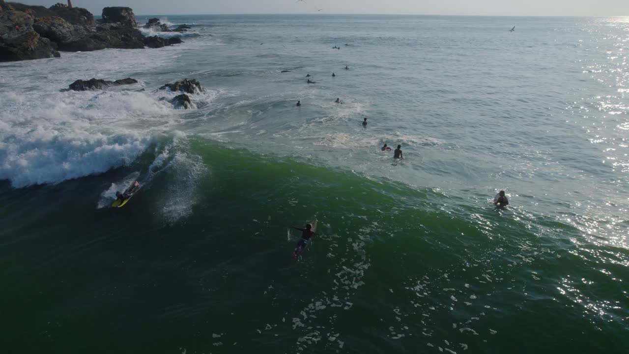 vista aérea de cerca de un surfista rompiendo una ola en punta zicatela, méxico