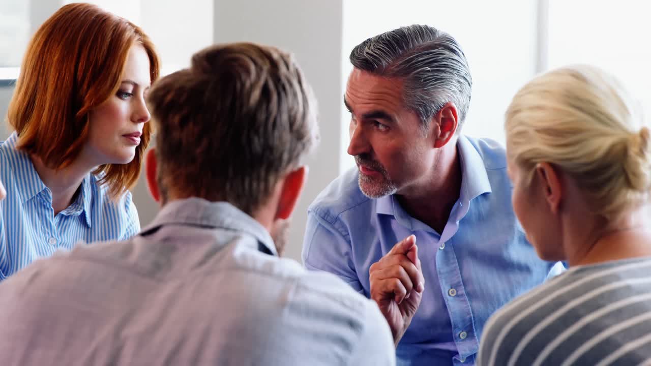 ejecutivos discutiendo entre sí 4k