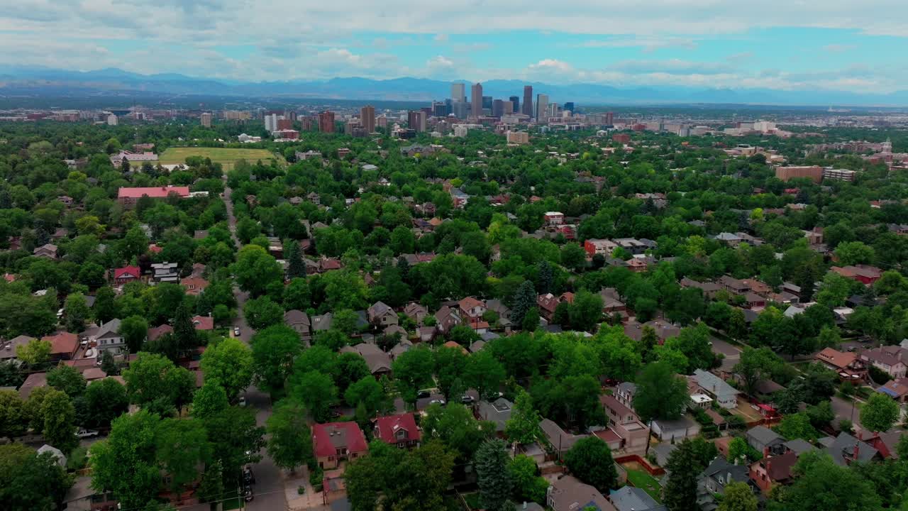verano en el centro de denver colorado avión no tripulado aéreo de primer rango montaña rocosa pico contrafortes paisaje hierro plano rocas rojas ciudad rascacielos vecindario casas cielos azules nubes hacia arriba movimiento