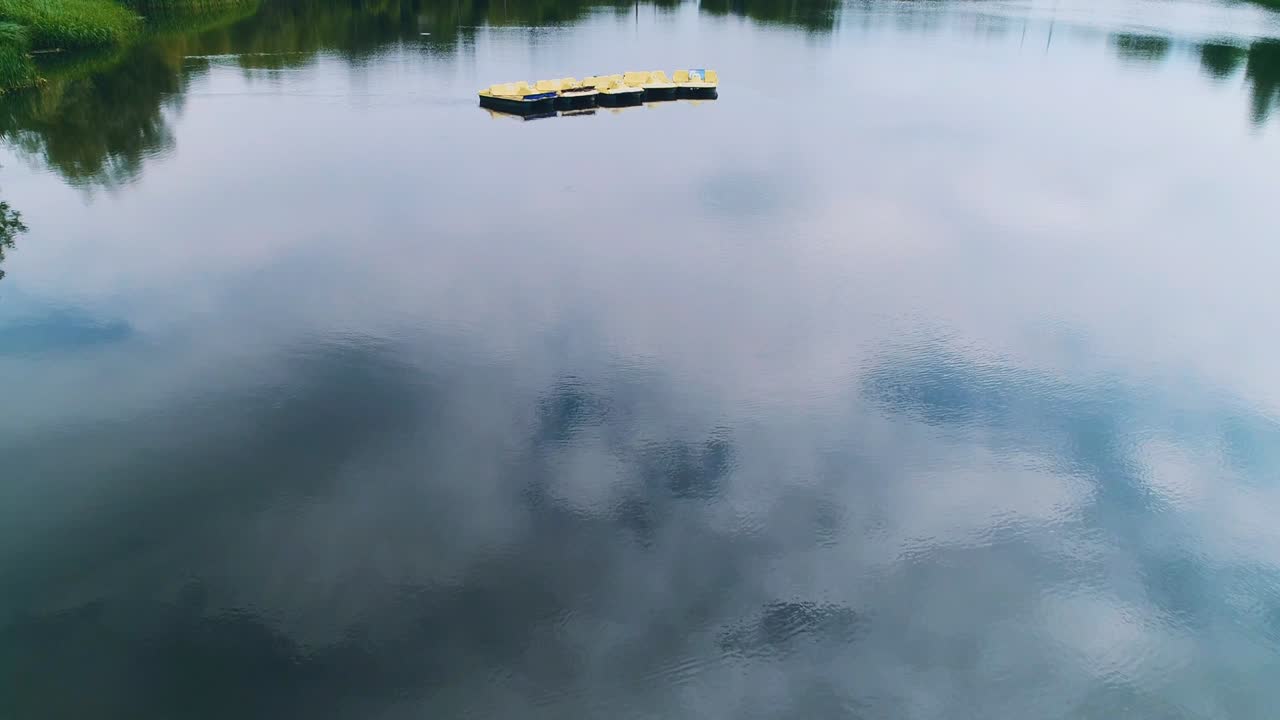 바람과 비, 파도와 조류와 함께 조용한 표면의 공중 풍경.