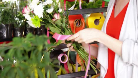 florista preparando un ramo de flores en una tienda de flores