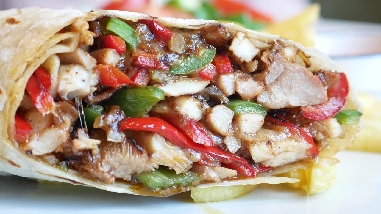 envoltura de pollo con verduras y papas fritas