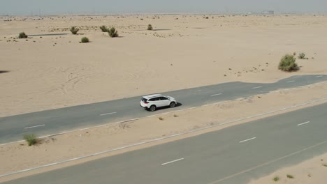 suv blanco en un camino del desierto