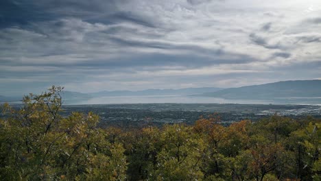 Hermosa-Vista-Del-Valle-De-Utah-Y-Del-Lago-Utah-Durante-Un-Día-Soleado-De-Otoño-Con-Hojas-De-Colores