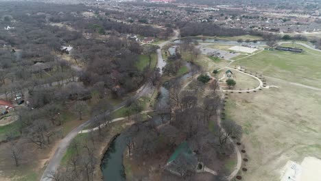 Dies-Ist-Ein-Luftvideo-Des-Bear-Creek-Parks-In-Keller,-Texas