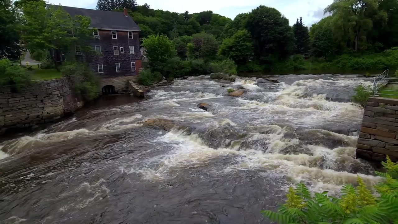 Brusende hvidt vand løber gennem klipper på Royal River Yarmouth, Maine