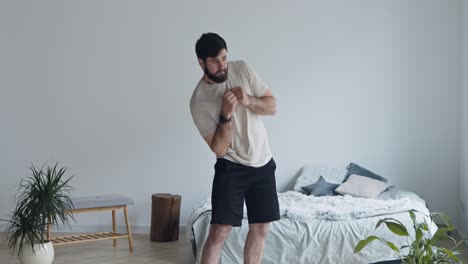 hombre boxeando en un dormitorio