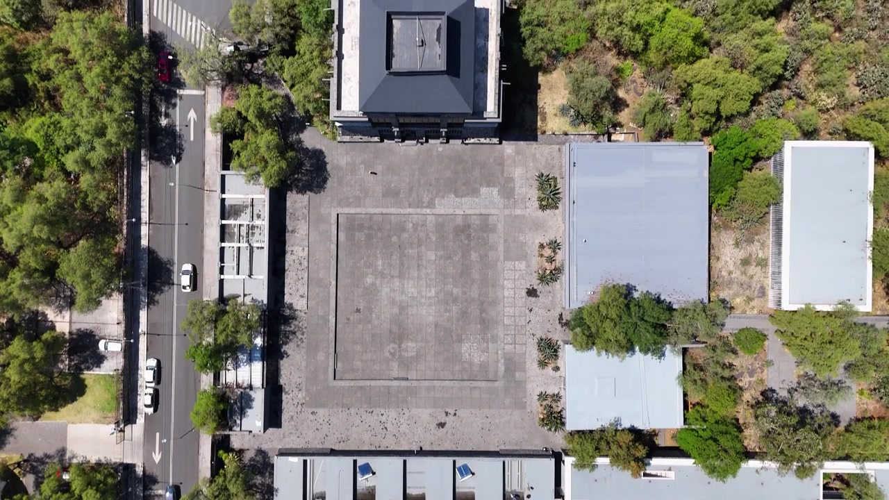 Video zenitale del patio del museo Anahuacalli a Città del Messico.